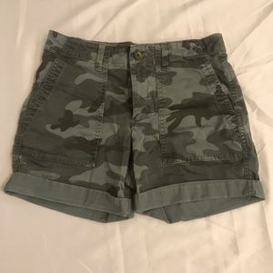Gap- camo shorts